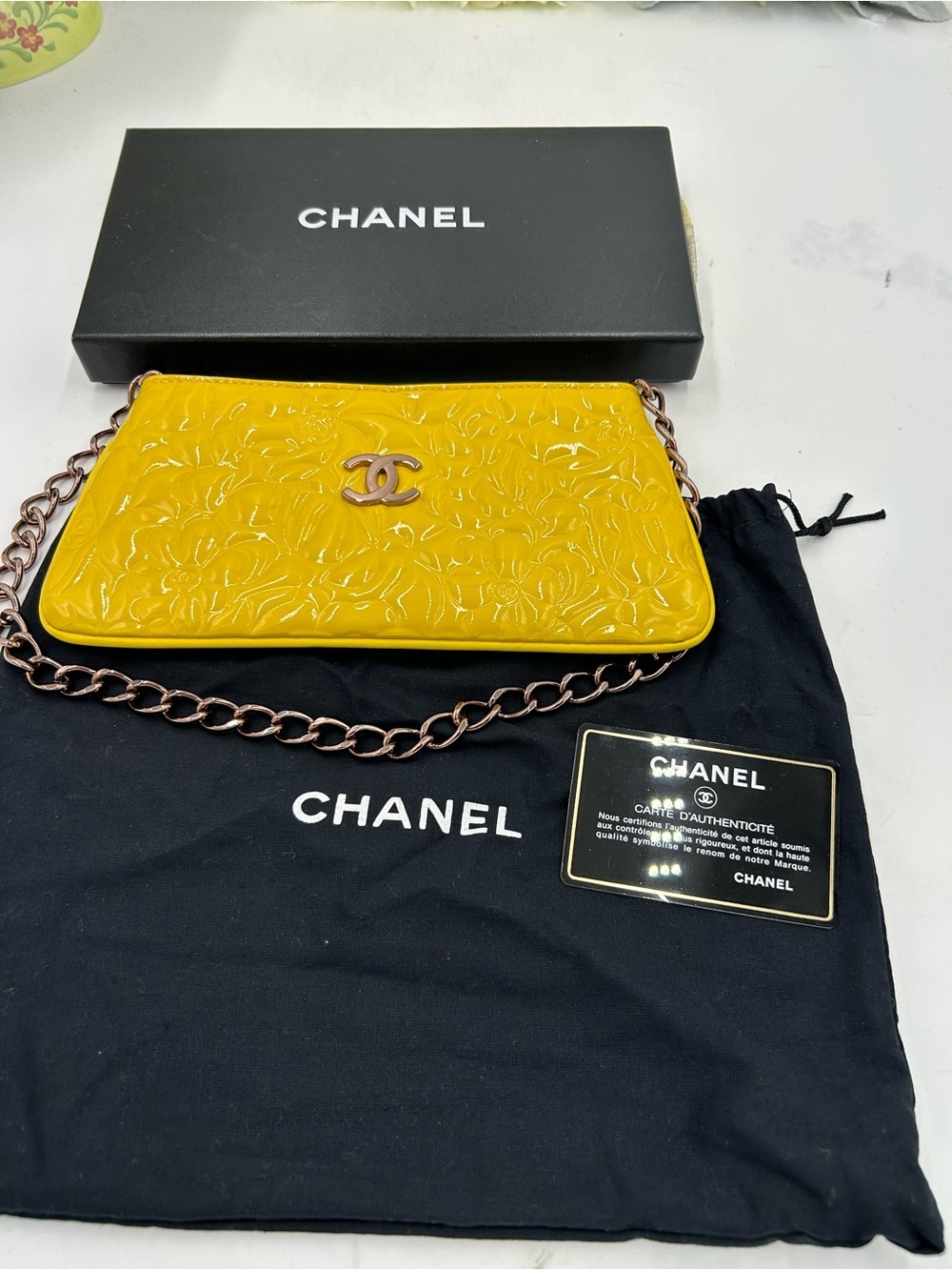 Women's Chanel patent leather floral embossed shoulder bag made in Italy - Picture 8 of 10